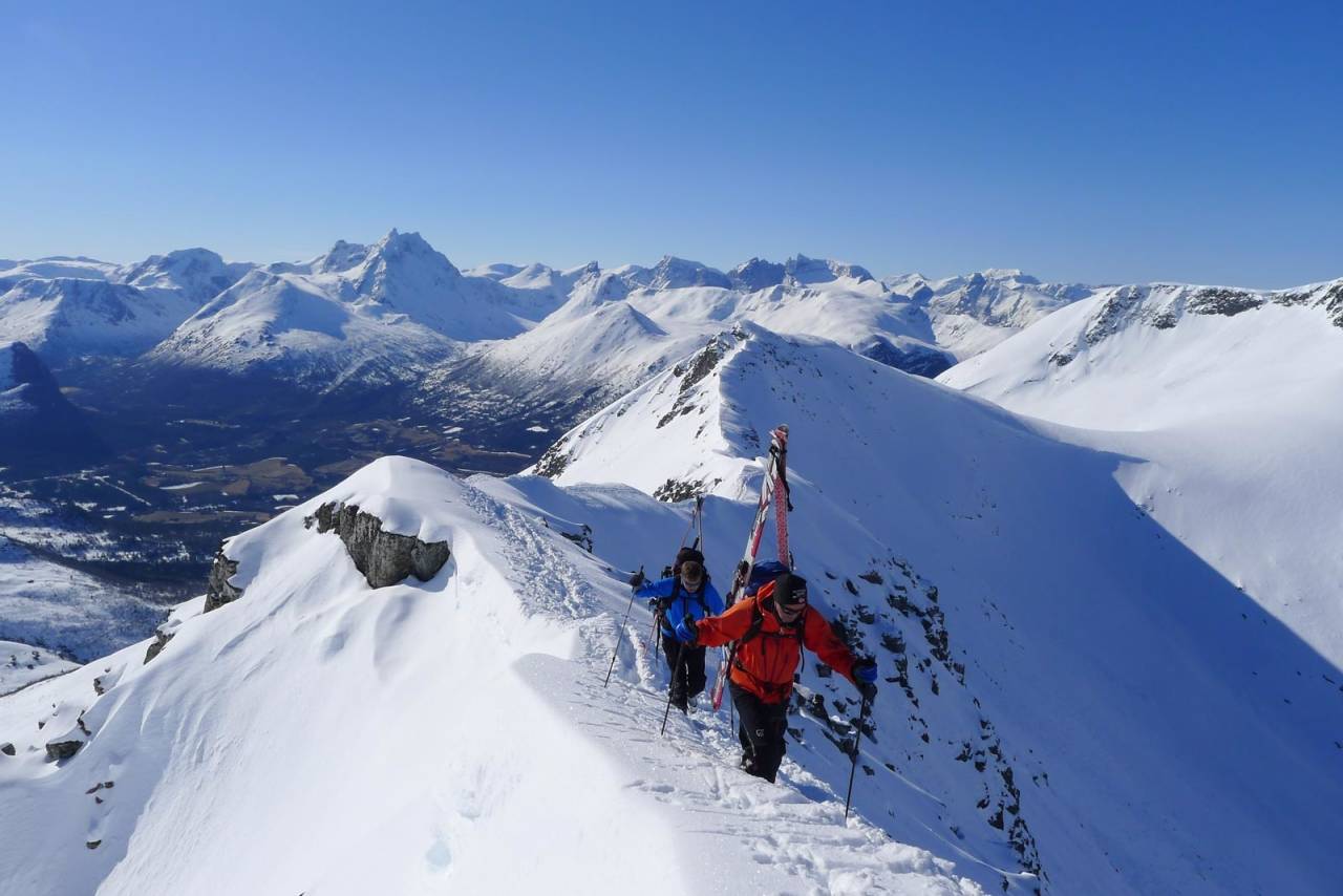 Isfjordstraversen er den mest populære toppturtraversen i Romsdalen. Ryggen er stort sett noen meter bred, men det er stedvis bratt på sidene. Det er vanlig å sette skiene på sekken. Foto: Halvor Hagen