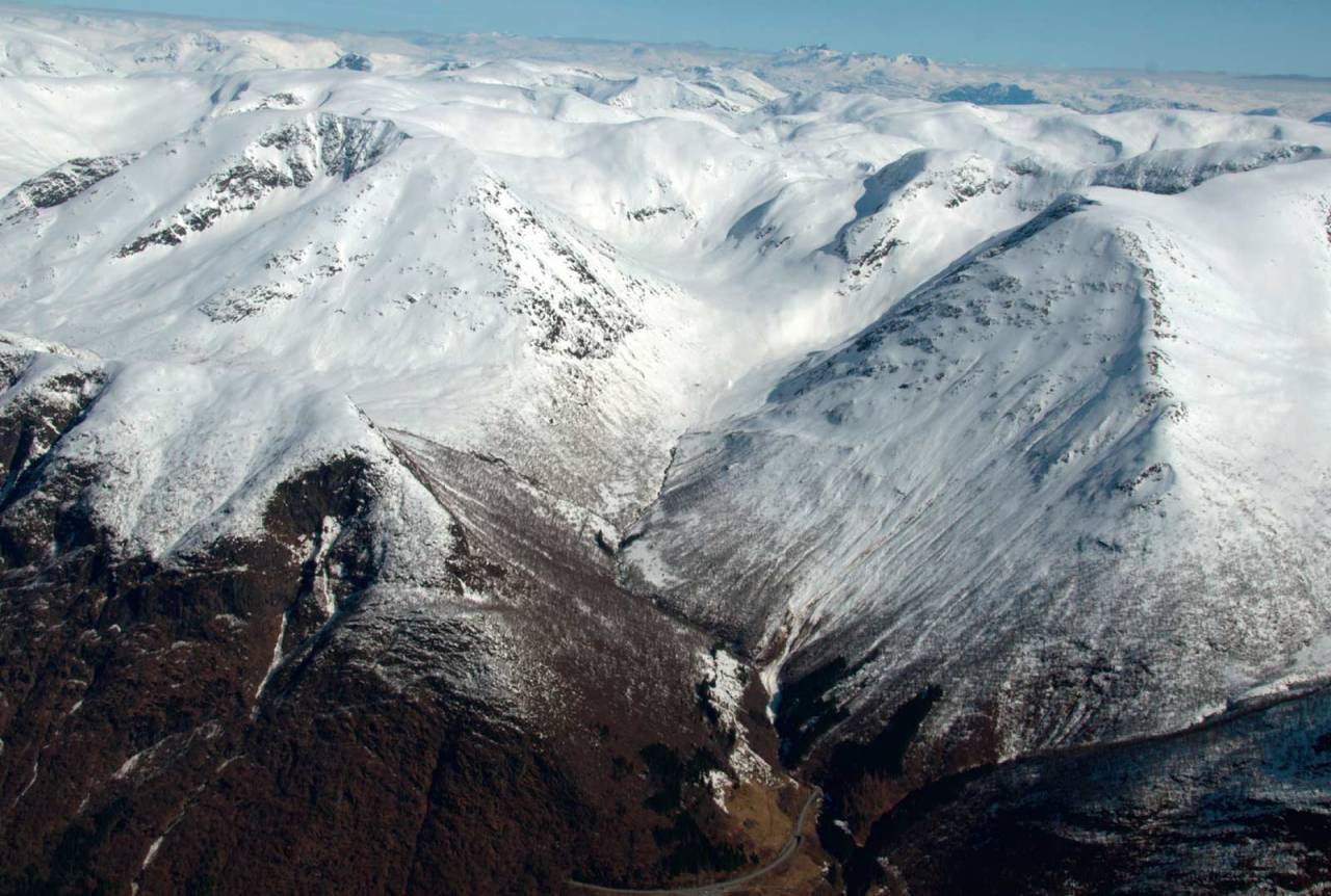 Oversikt Berge og Bessdalen frå vest. / Toppturar i Sogn.