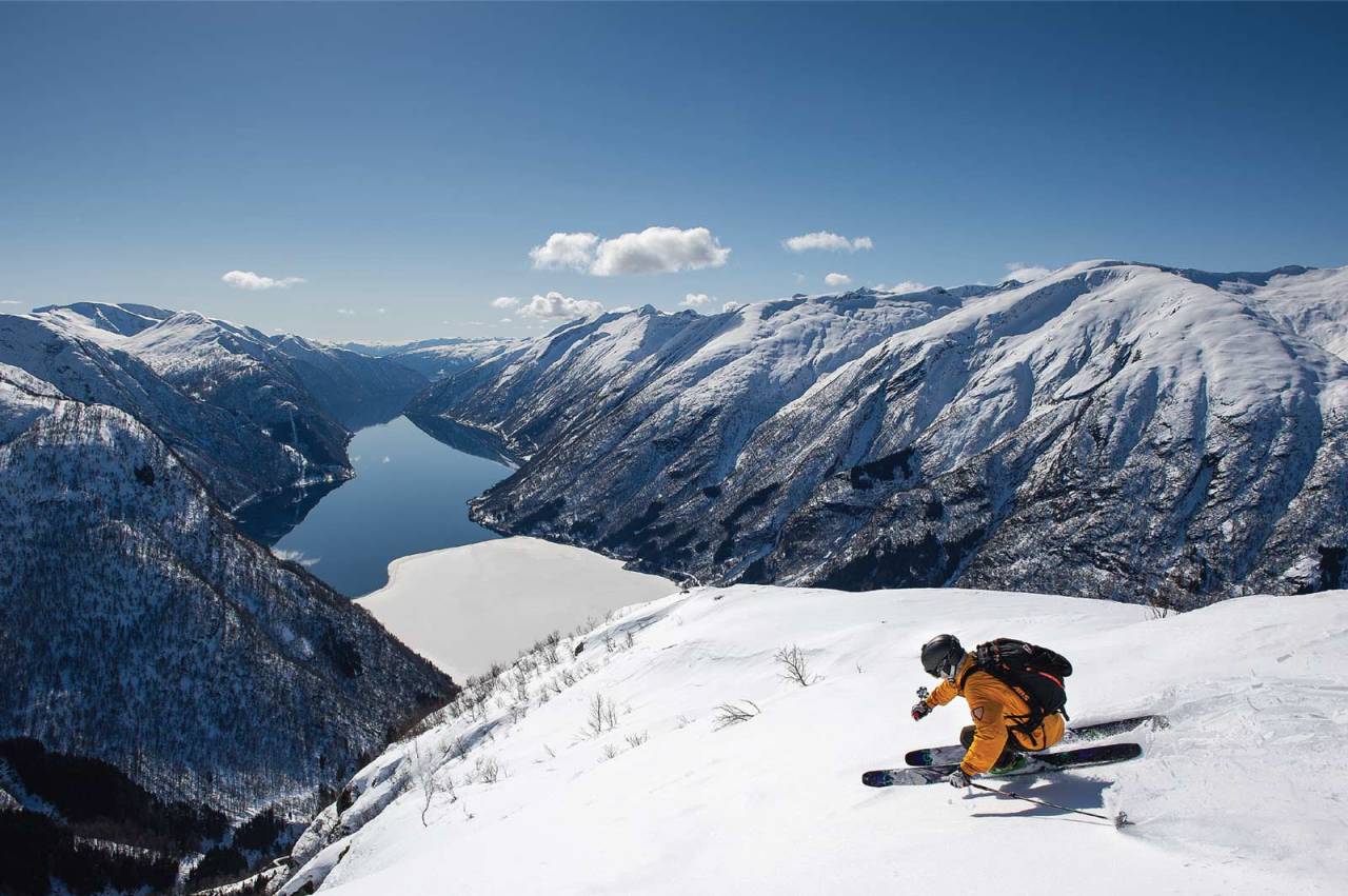 Postkortutsikt fra Skredfjellet.Foto: Hans Kristian Krogh-Hansen. / Toppturar i Sogn.