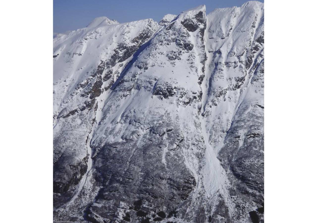 Åtinden 1108 moh fra Toppturer rundt Harstad