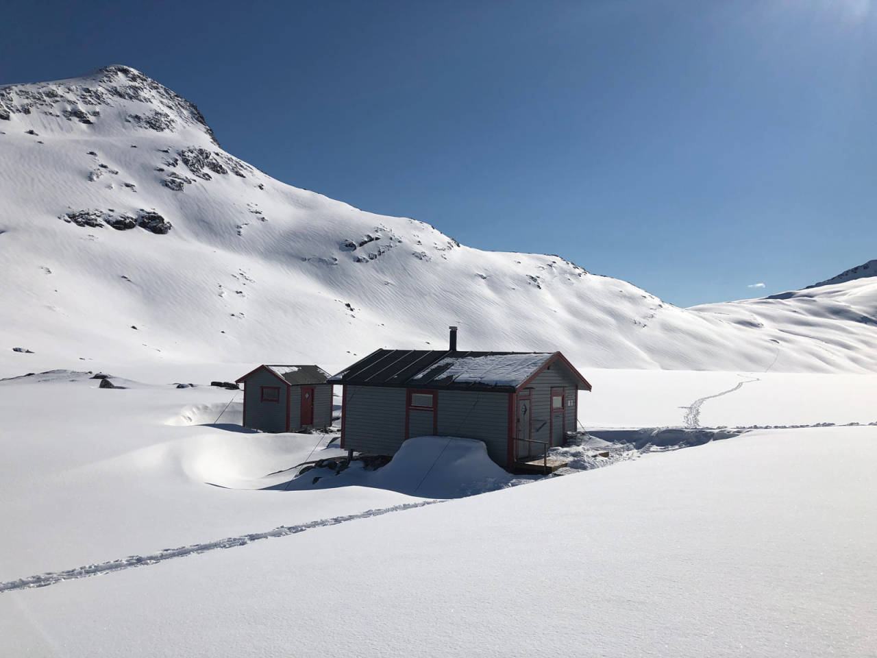 Blåvatnhyttene ligger midt mellom mange flotte toppturfjell.