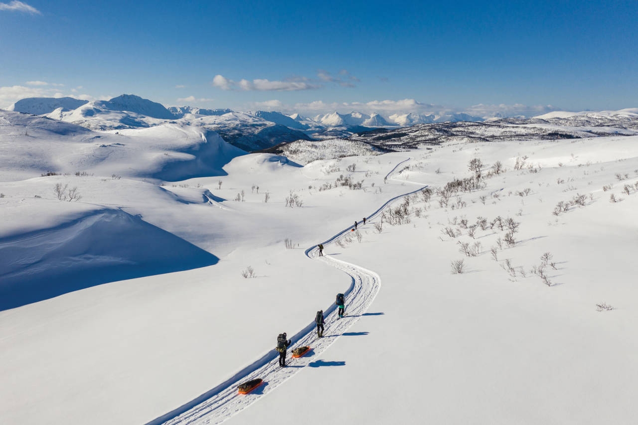 Harstad Folkehøyskole på tur ved Finnslettheia. Foto: Tommy Simonsen