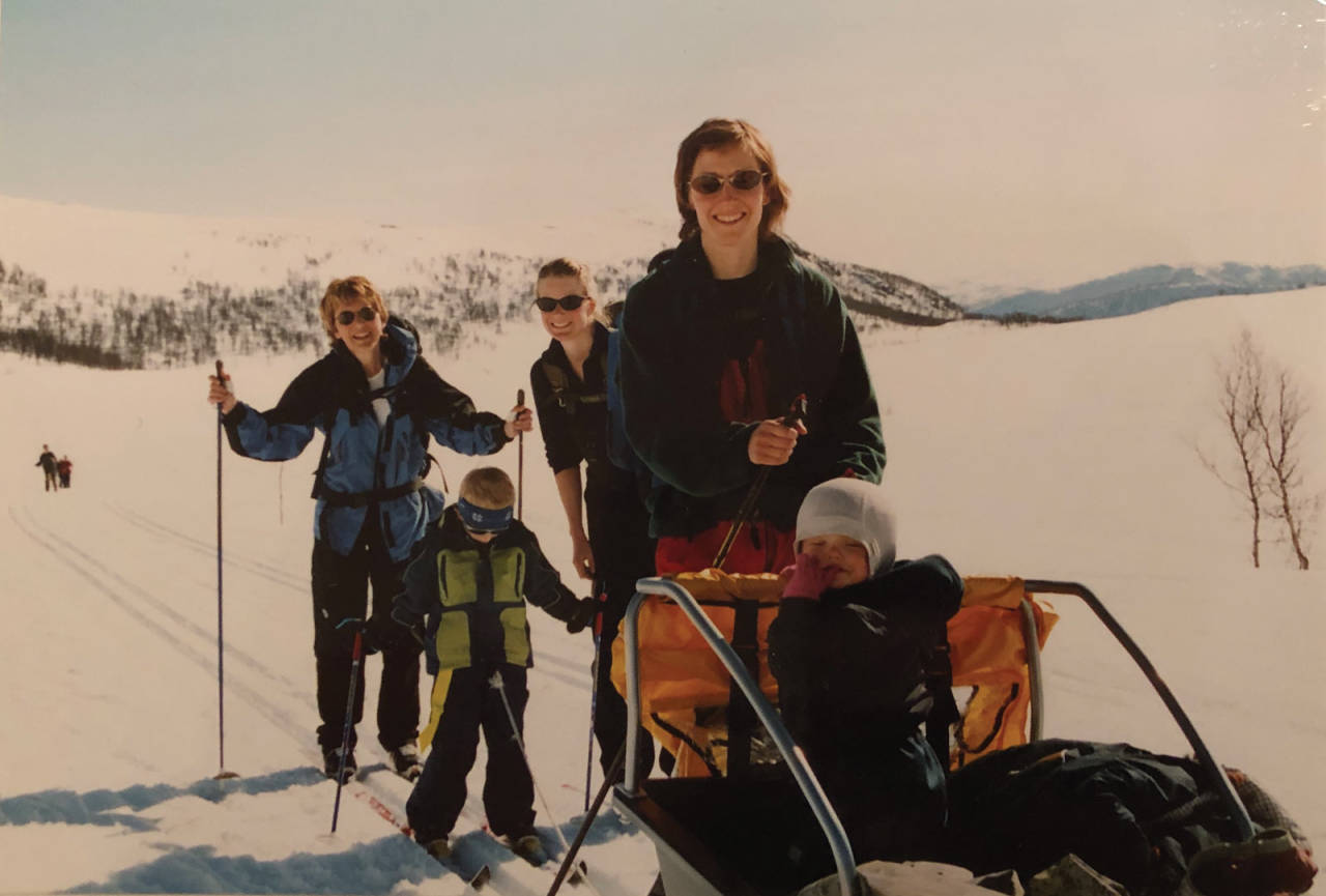 Bildetekst: Familien på tur ankommer Koven.