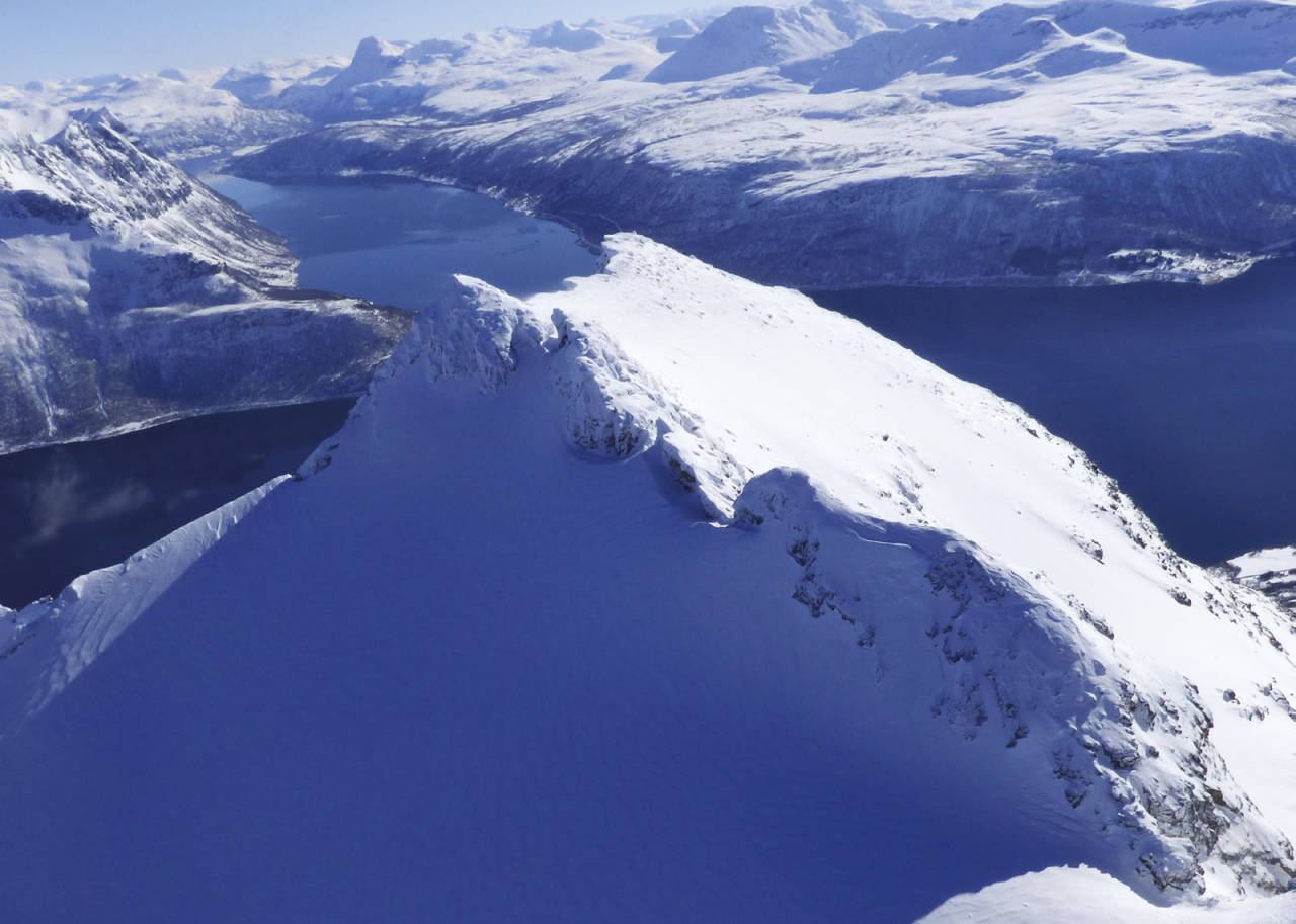 Kråkrøtinden 1187 moh fra toppturer rundt Harstad