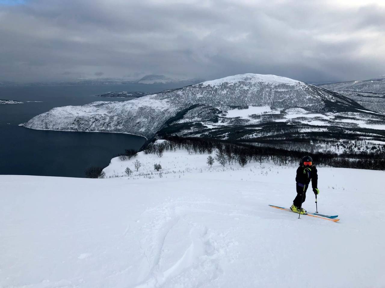 Oscar M. Dramsdahl er klar for en bonustur på Litlehornet, Storhornet i bakgrunnen.