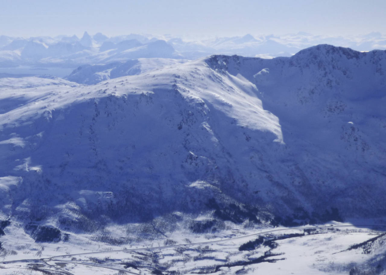 Middagsfjellet 811 moh fra Toppturer rundt Harstad