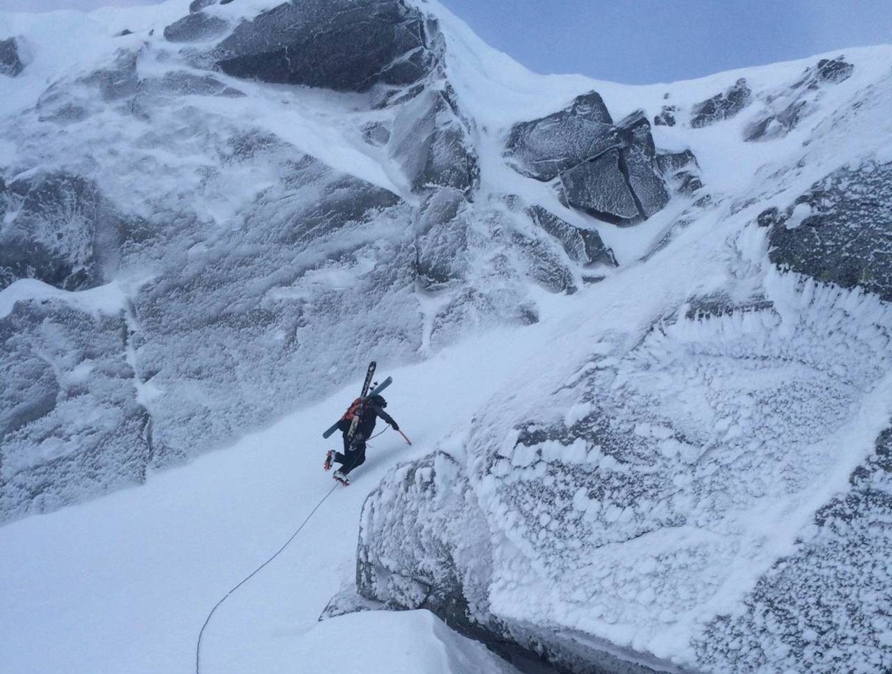 Forfatter på vei opp til høyde 875 mellom Sætertinden og Skitneskardtinden. Foto: Vidar Näsch Hanssen