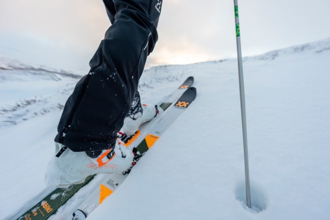 GODT SKODD: Med gode bindinger og støvler kan du dra på med bra fart uten skiheis. Med noen av triksene i denne artikkelen slipper du gnagsår også Foto: Martin Innerdal Dalen
