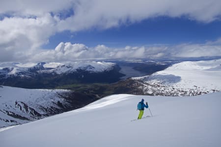 SKJORTA: En av de store toppturklassikerne i Romsdal, som på gode dager kan diske opp med 1500 høydemeter pudderkjøring. Foto: Thore K. Engdal