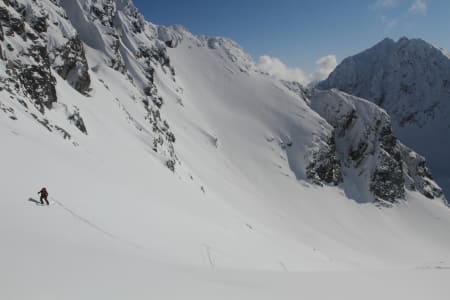 IKKE GÅ FOR BRATT: Et av de vanligste rådene er å ikke legge sporet for bratt. Steffen Fjelldal gjør det meste riktig på topptur i Lyngen. Foto: Tore Meirik