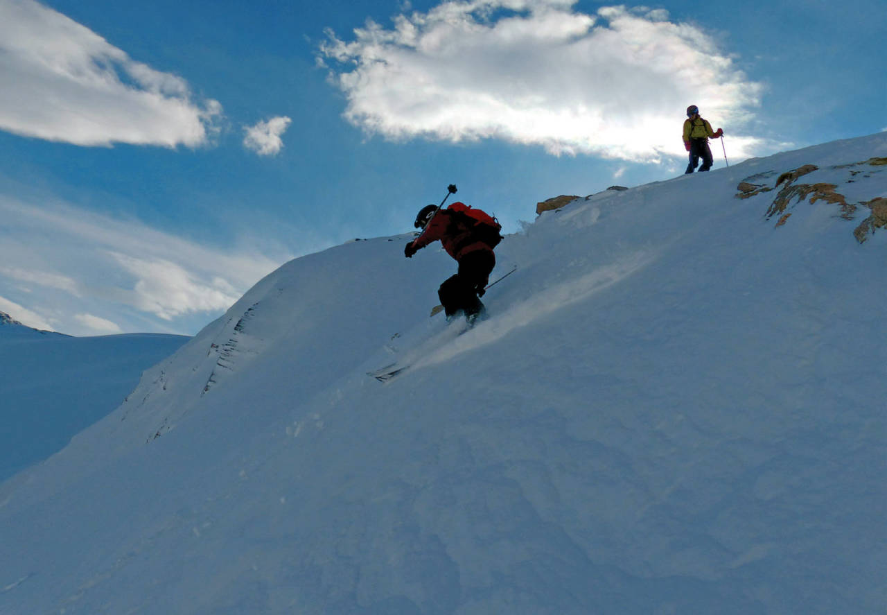 Jacob Palmer Meland drar ned nordøstflanken fra Galtskardet. Foto: Torgeir Kjus. / Toppturer rundt Bodø.