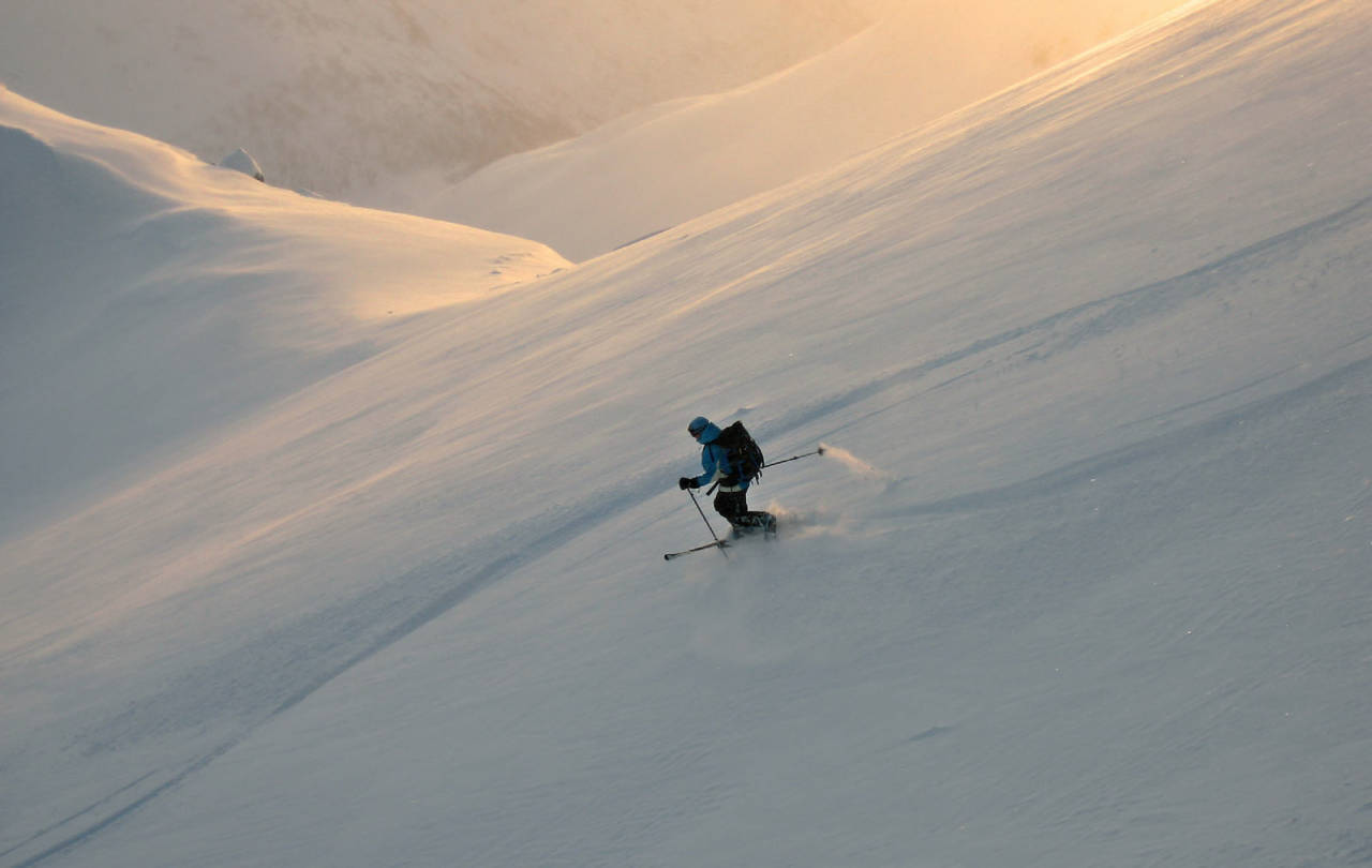 Vinterlys og gode forhold. Skikjørers Ragnhild Fjørkenstad. Foto: Christian Brun Jenssen. / Toppturer rundt Bodø.