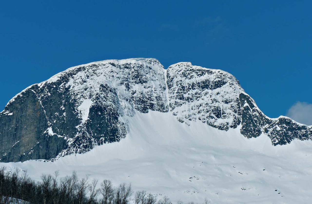 I nordøstsøkket (10.3) over Kjerringvika med Sjunkfjorden og Foldafjorden i bakgrunnen. Foto: Tor Erik Slette. / Toppturer rundt Bodø.