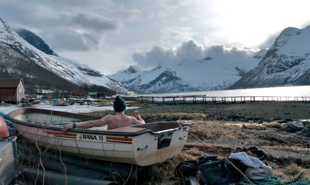 Med en kald pils i et kaldt bad etter en fin skidag i fjellet, kan Tor Erik Slette skue mot Kjerringtinden midt i bildet. Foto: Torgeir Kjus. / Toppturer rundt Bodø.