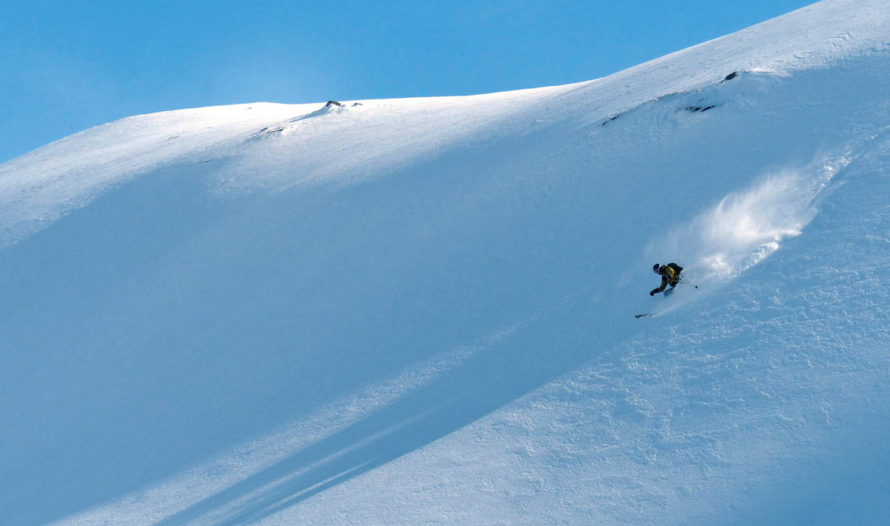 Tor Erik Slette i tørr aprilsnø i nordsiden på Midtiskardstinden. Foto: Torgeir Kjus