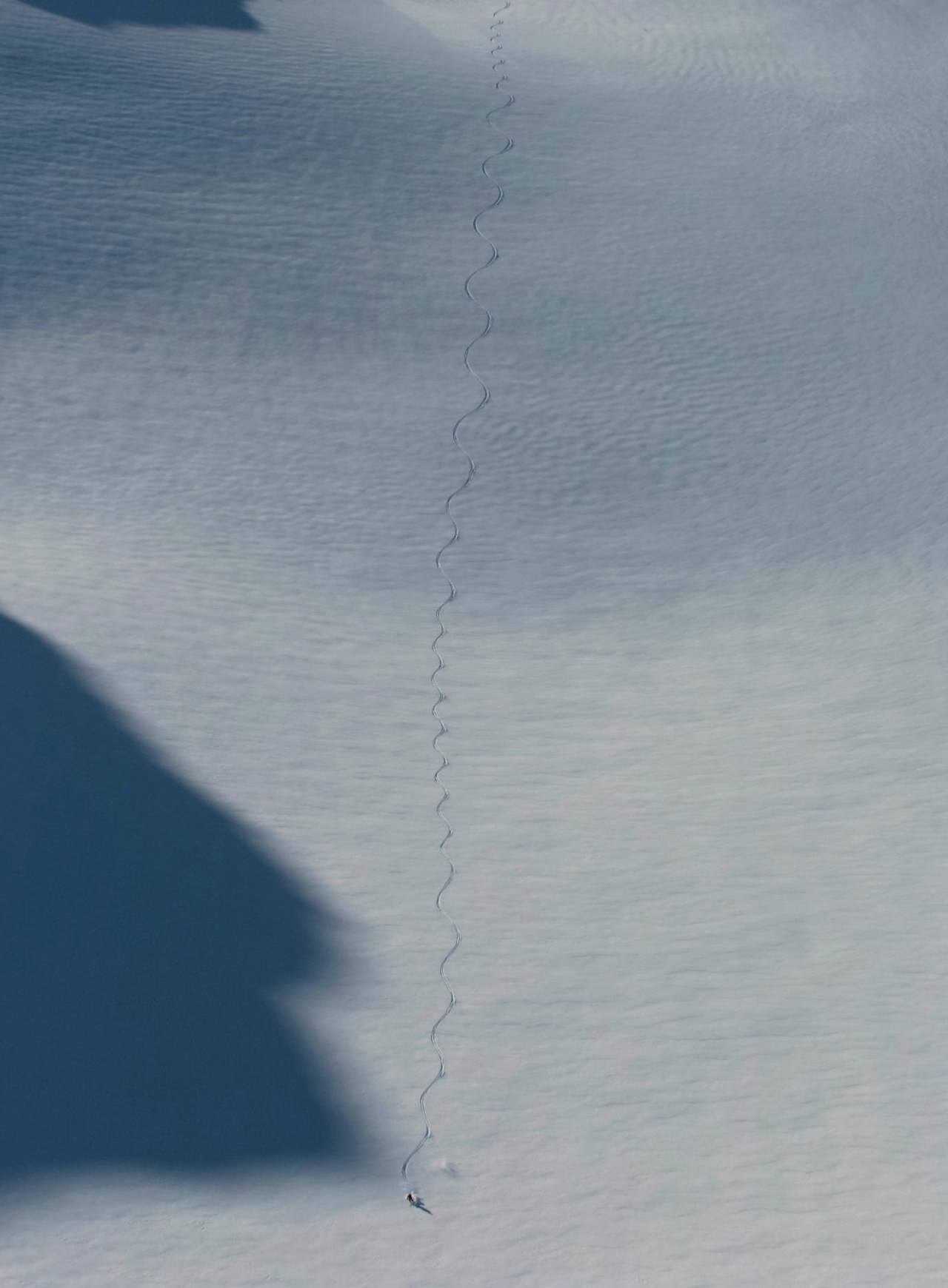 Forfatteren tar et langt sammenhengende drag fra P1446 og ned den slake Gråtåbreen til Loftet. Foto: Terje Olsen. / Toppturer rundt Bodø.
