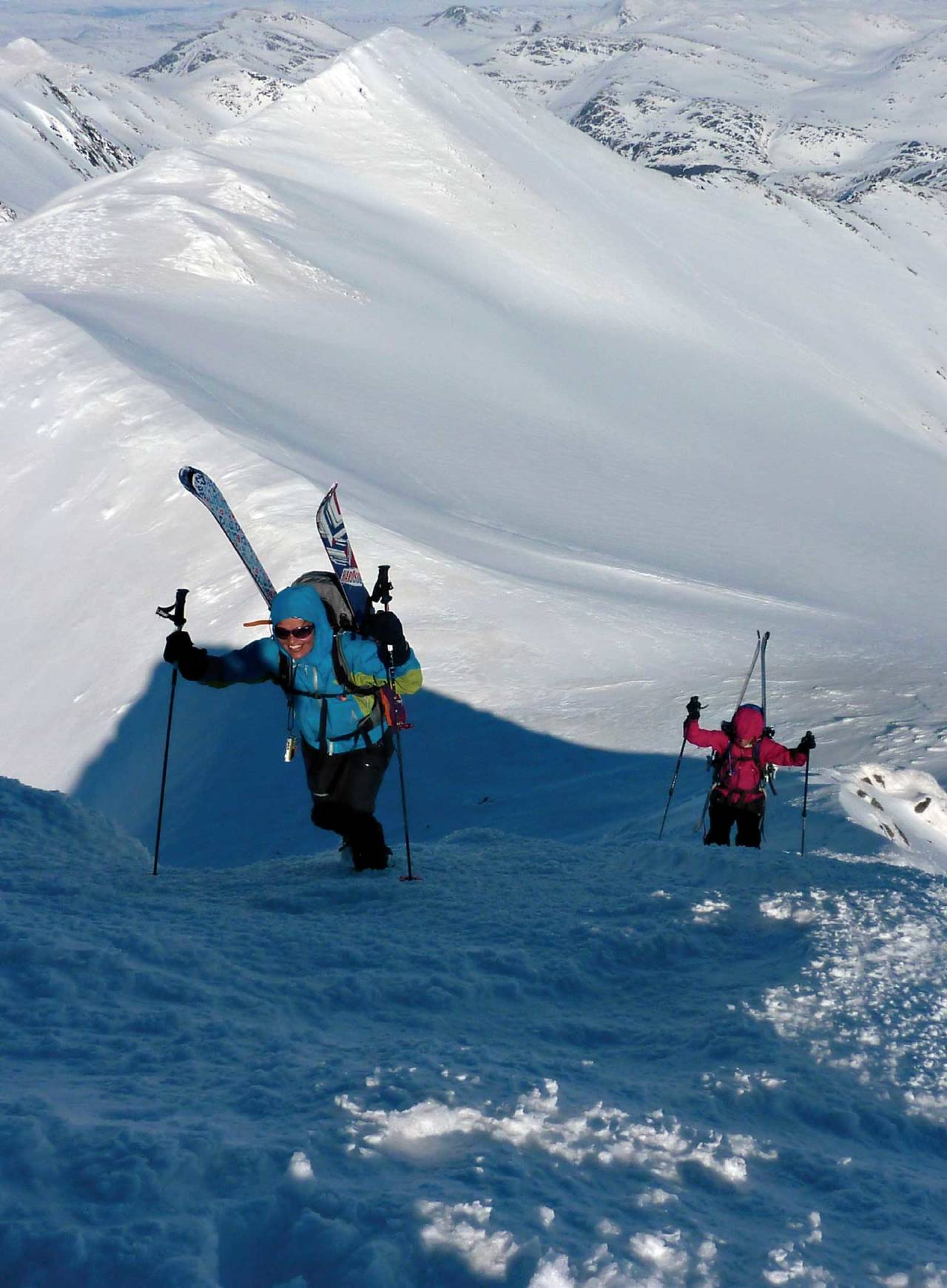 Lene Pedersen og Kristin Monica Kristensen på Skjelåtinden østrygg. Den fantastiske sydflanken på P1572 bak. Foto: Torgeir Kjus. / Toppturer rundt Bodø.