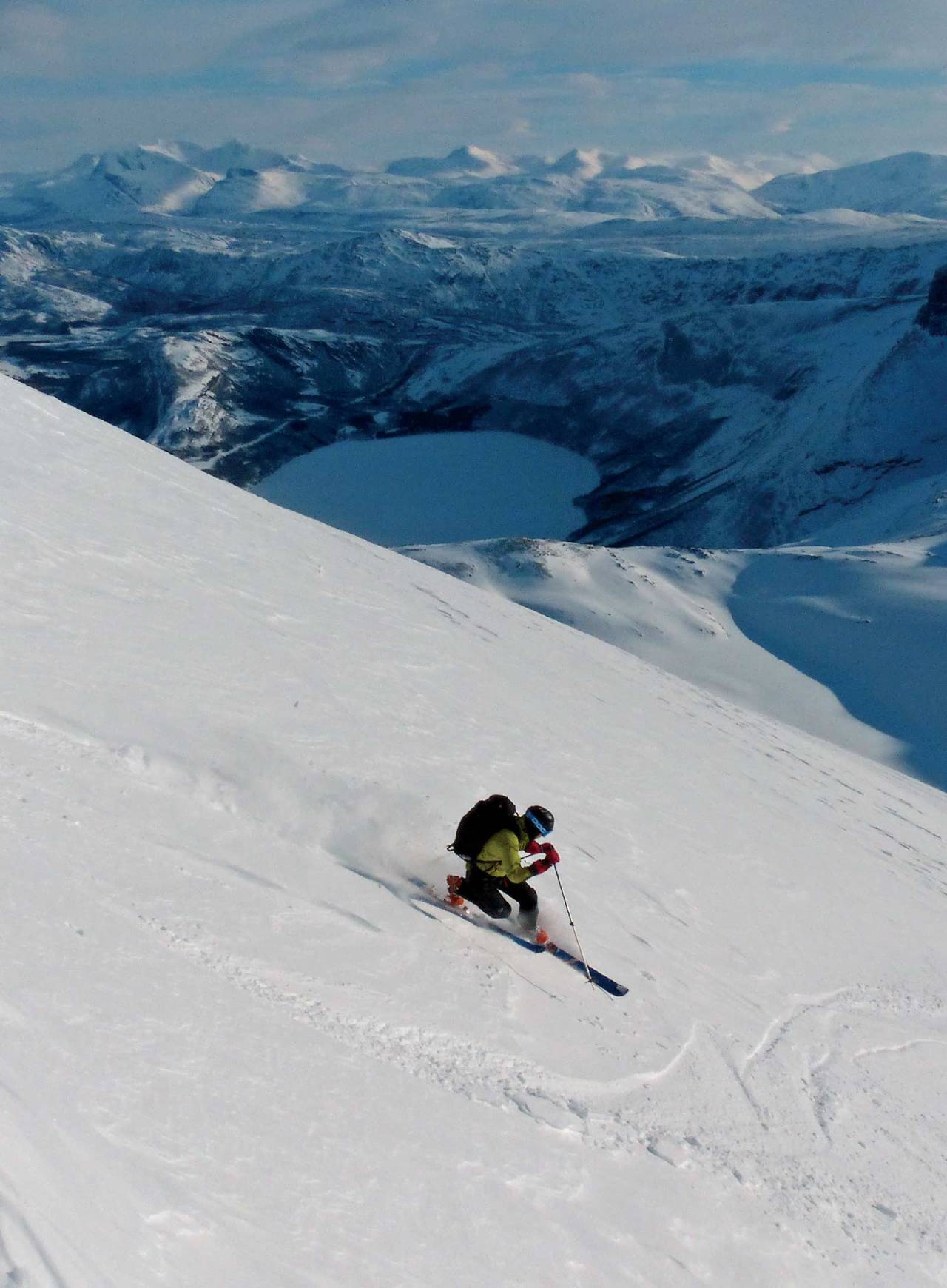 Jonas Hillmo velger telemarksvinger ned sydøstflanken på Rundtinden. Foto: Torgeir Kjus. / Toppturer rundt Bodø.