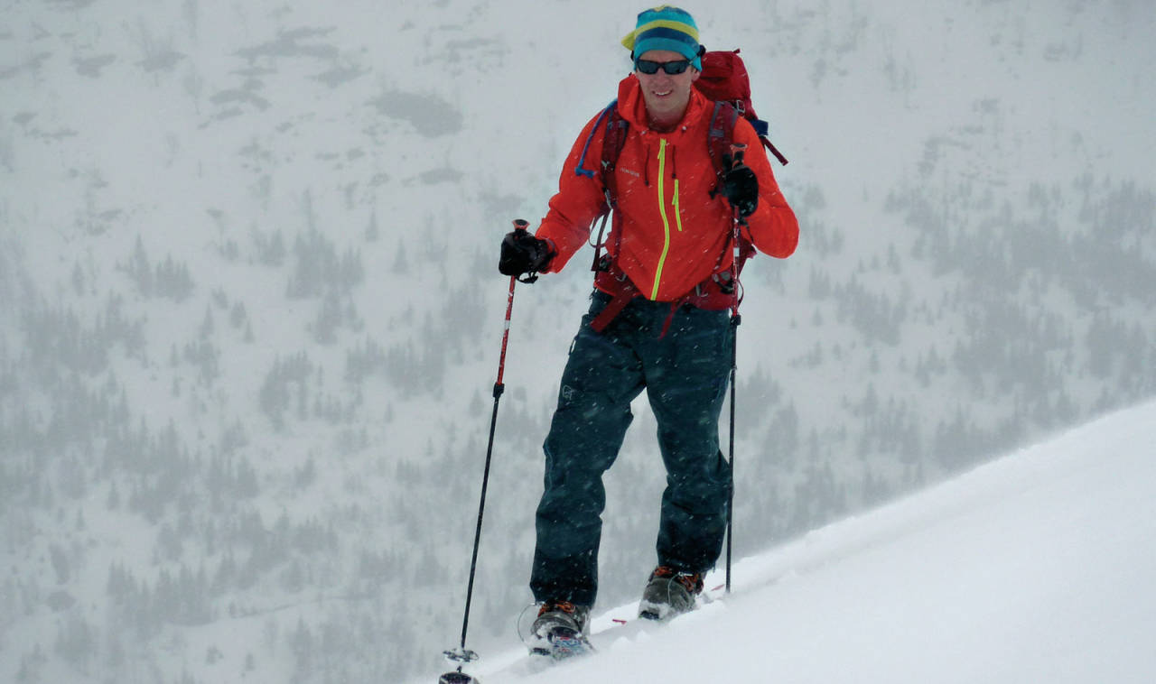 Jan Seemann trosser dårlig vær på Siritind. Foto: Torgeir Kjus. / Toppturer rundt Bodø.