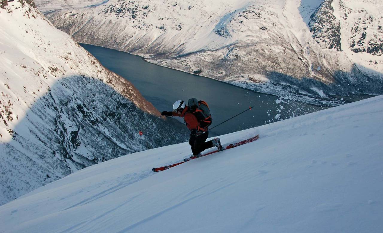 Lene Pedersen ned fra Skeistind. I Einarvika venter telt, mat og påskegodt. Foto: Torgeir Kjus