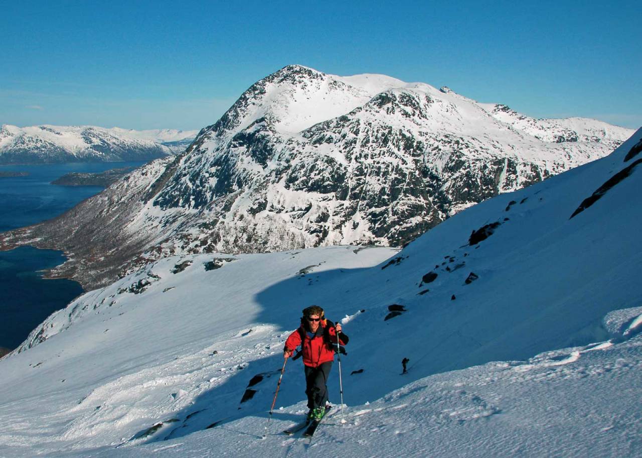 Bjarne Hunstad på tur opp mot Bogvasstinden. Sørskardfjellet i bakgrunnen. Foto: Torgeir Kjus. / Toppturer rundt Bodø.