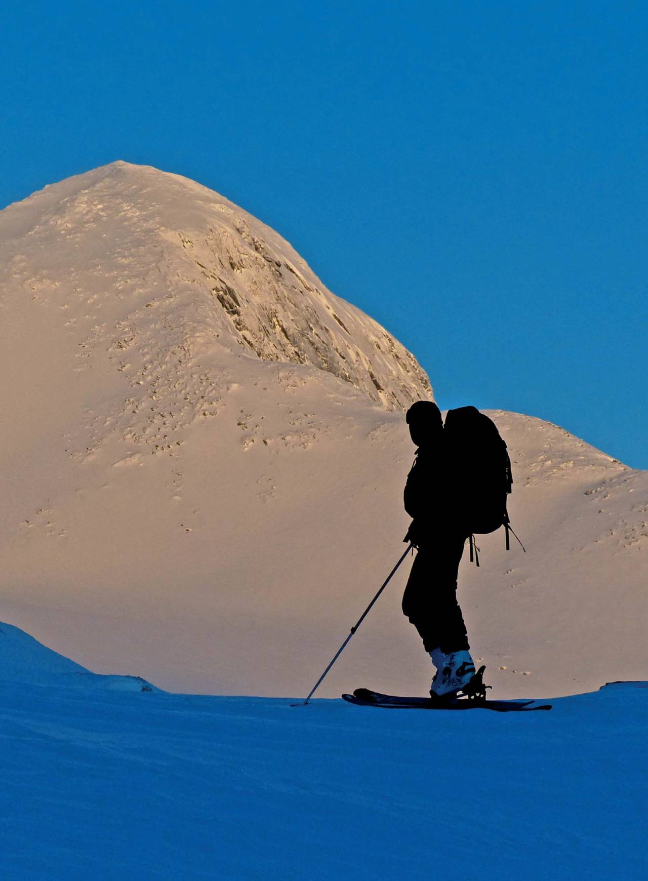 Eirik Pettersen med Stormyrtinden bak. Foto: Torgeir Kjus. / Toppturer rundt Bodø.