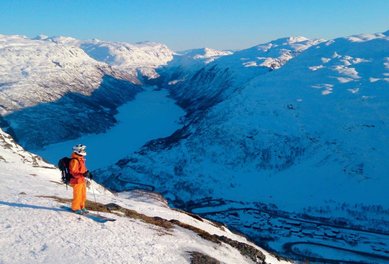 Her er en lokal røldaling klar for en av de mange nedkjøringene i Røldal. Foto: Pelle Gangeskar. / Toppturer i Sørvest.