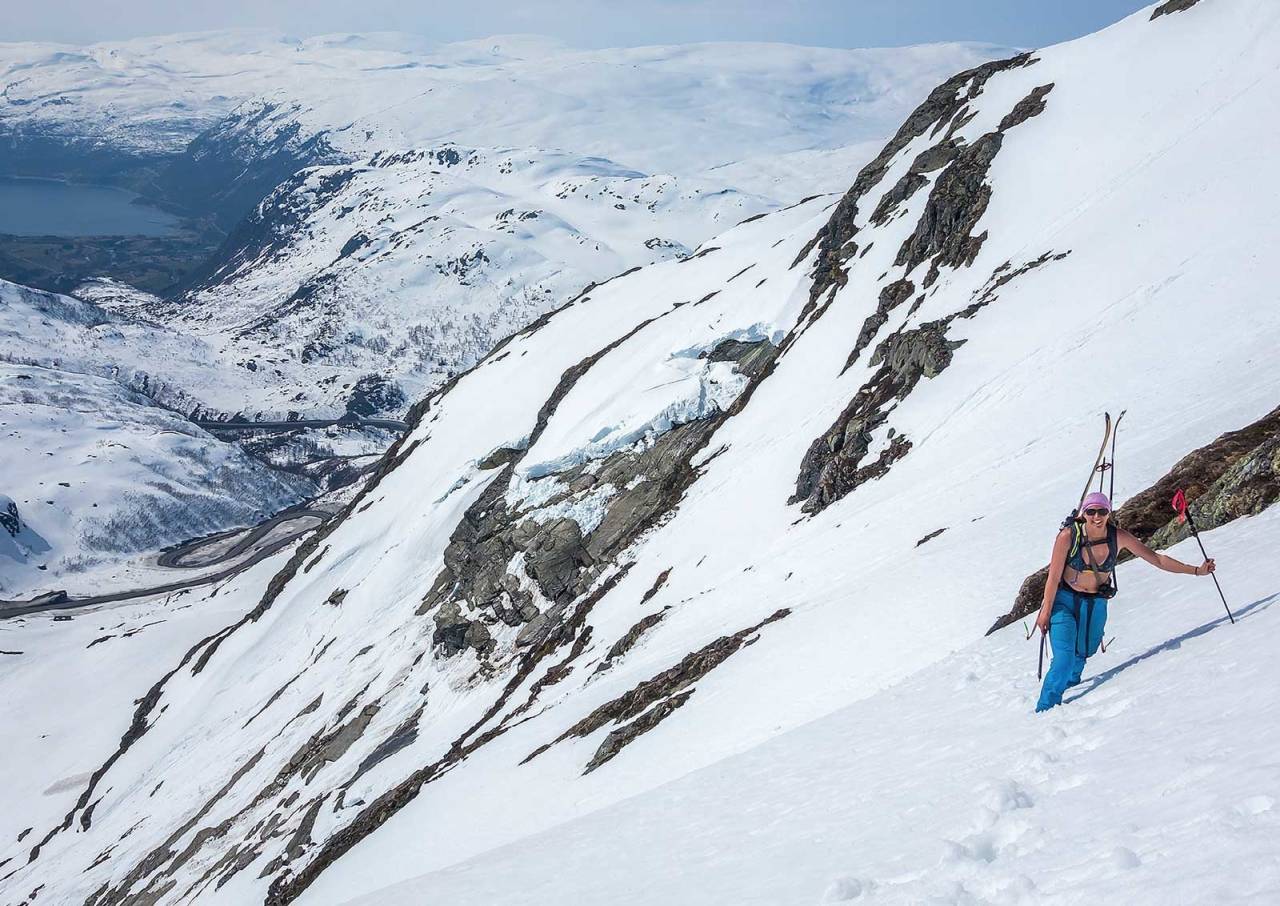 Bruddkanten bak i bildet ble dannet på vei opp via Bergestølen. Den tryggeste veien opp går fra Tarjebudalen. Foto: Lars Storheim. / Toppturer i Sørvest.