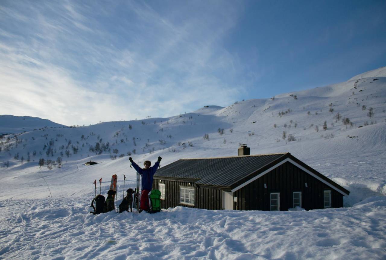 Middalsbu, som ligger rett under Kvessenuten, er et ypperlig utgangspunkt for turer. Foto: Ida Sollie. / Toppturer i Sørvest.
