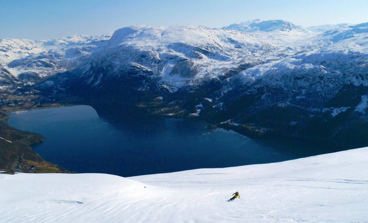 Når Røldal viser seg fra go’sida er det lett å kose seg ned slike flanker. Foto: Pelle Gangeskar. / Toppturer i Sørvest.