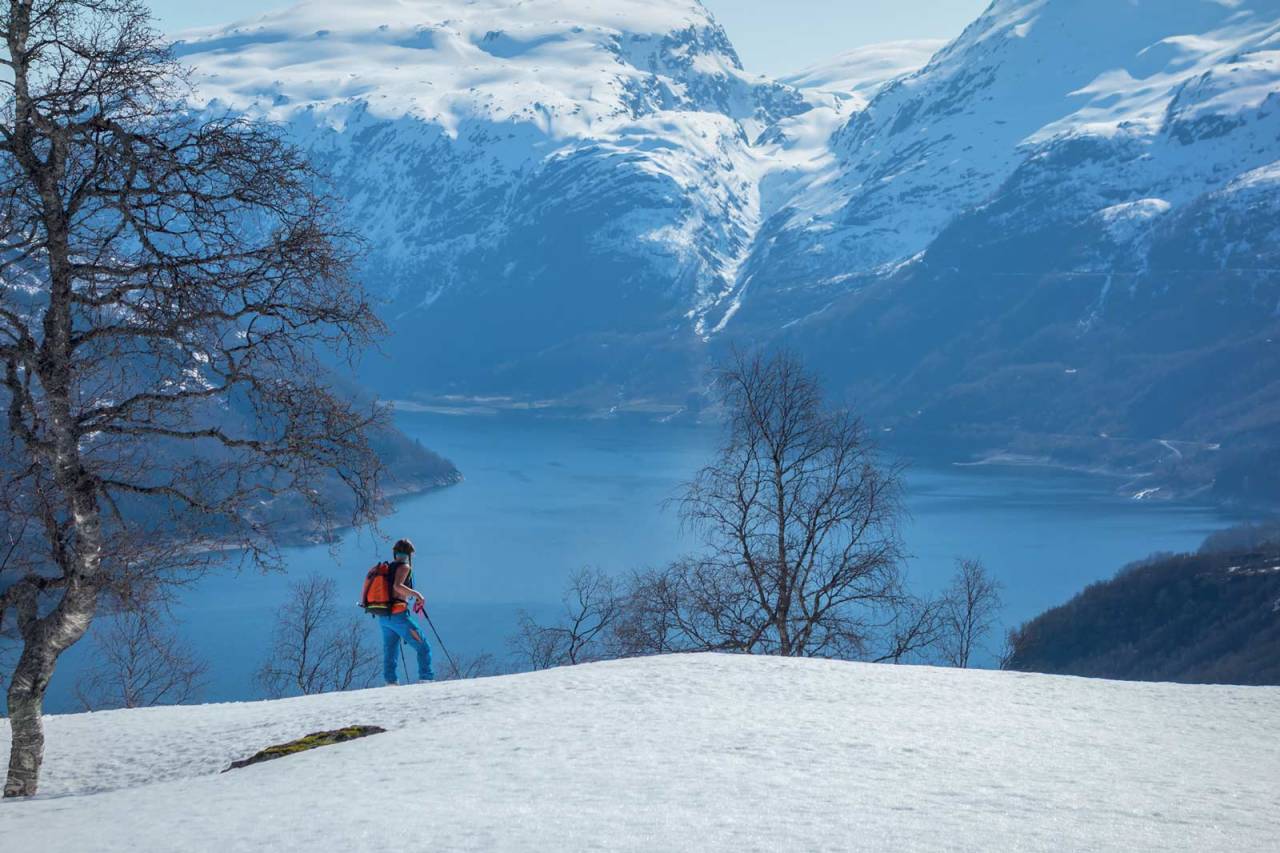 I horisonten ser du Såta og Stordalsnibba. Ida Sollie er et stykke nede i Austmanndalen, på vei hjem. Foto: Lars Storheim. / Toppturer i Sørvest.