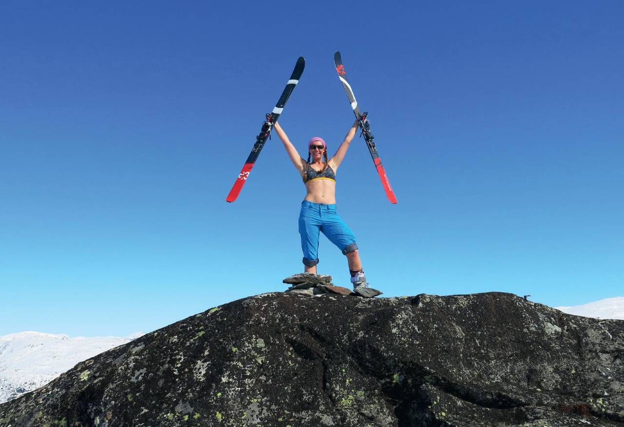Få gleder kan måle seg med å være hundre prosent fornøyd med nye ski. da må man juble på toppene! Dagens siste nedkjøring går ned sjuårsrenna på Stordalsnibba. Foto: Ådne Mong. / Toppturer i Sørvest.