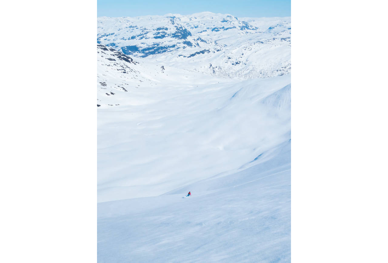 Fra skitrekket tok vi oss over til Vierskorene. På bildet ser vi Ida Sollie på vei ned mot Grøndalen. For ruteinformasjon, se foto på tur nummer 6. Foto: Lars Storheim ./ Toppturer i Sørvest.
