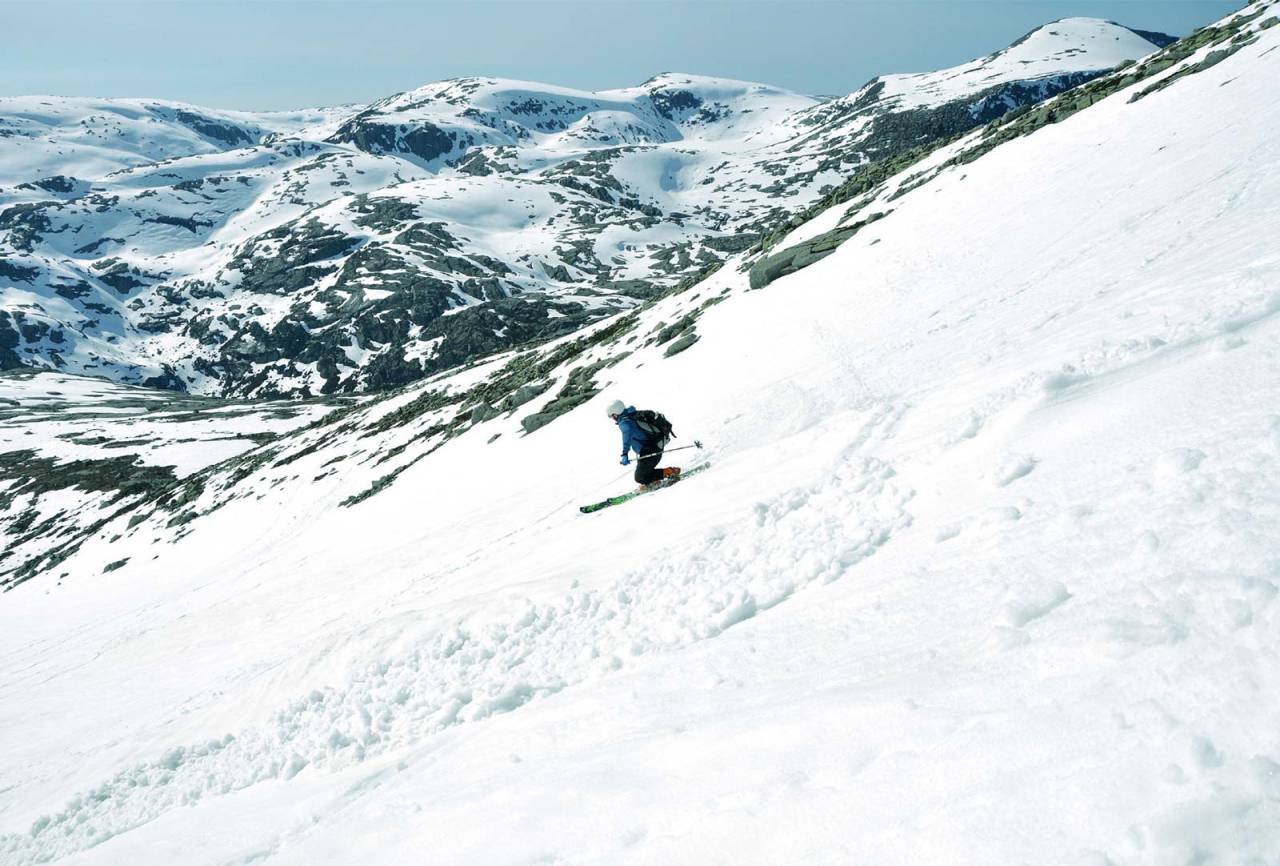 Askild Bø cruiser ned fra Geitdalstind. Foto: Sandra Lappegard