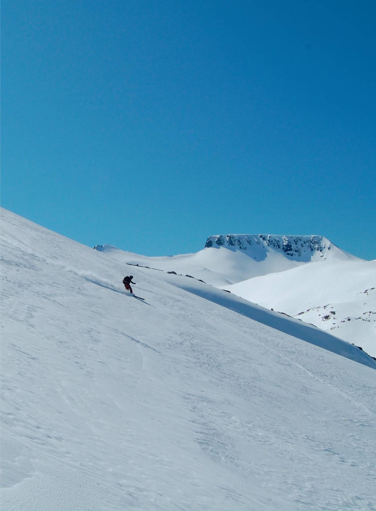Med store skinnende snøflanker kan du velge akkurat hvor du vil legge sporet ditt. Foto: Cato Leganger. / Toppturer i Sørvest.