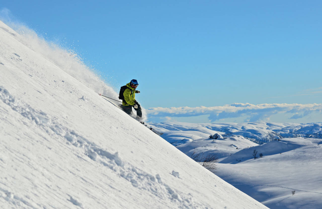 På Hilleknuten får du utsikt servert sammen med bratt nedkjøring. Asbjørn Hegdal viser veien. Foto: Øyvind Salvesen