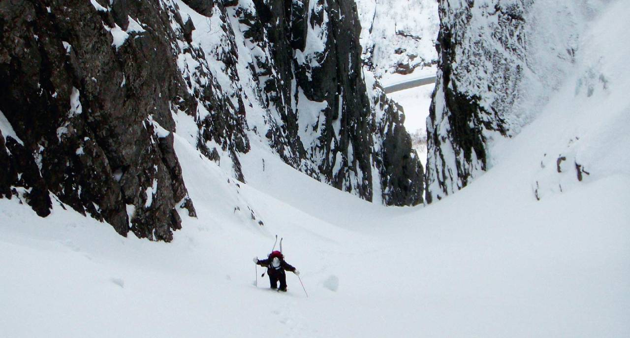 Midstølknuten tilbyr ei skikkelig renne. På trygge dager med gode forhold gir den et skikkelig kick. Foto: Kjetil Rødland. / Toppturer i Sørvest.