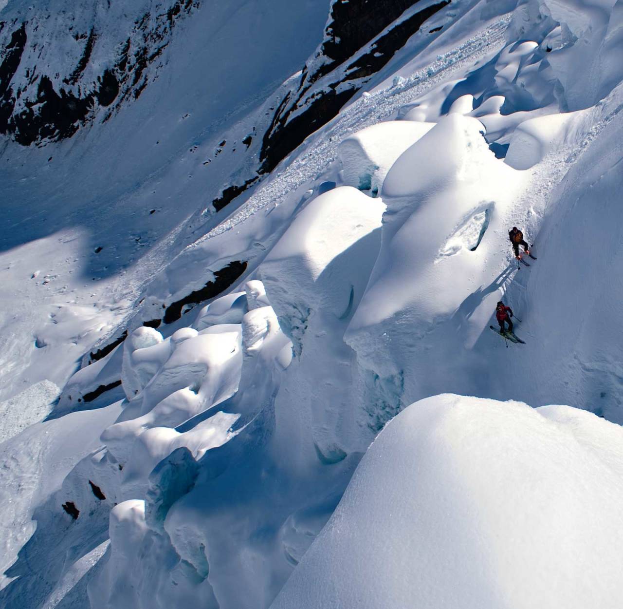 Fyrstemann ned Bergsetbreen 1. april 2008, store snømengder gjorde turen mogeleg. Foto: Bjørnar Bjørhusdal. / Toppturar i Sogn.