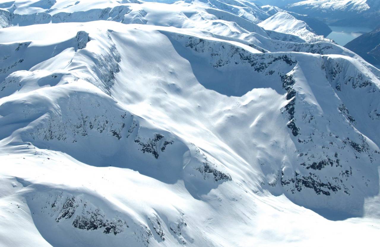 Sogndalseggi, nordsida av Frudalsbreen 17.4 og Kløvingahaugen og ryggen til Bjåstadbreen 32.1. / Toppturar i Sogn.