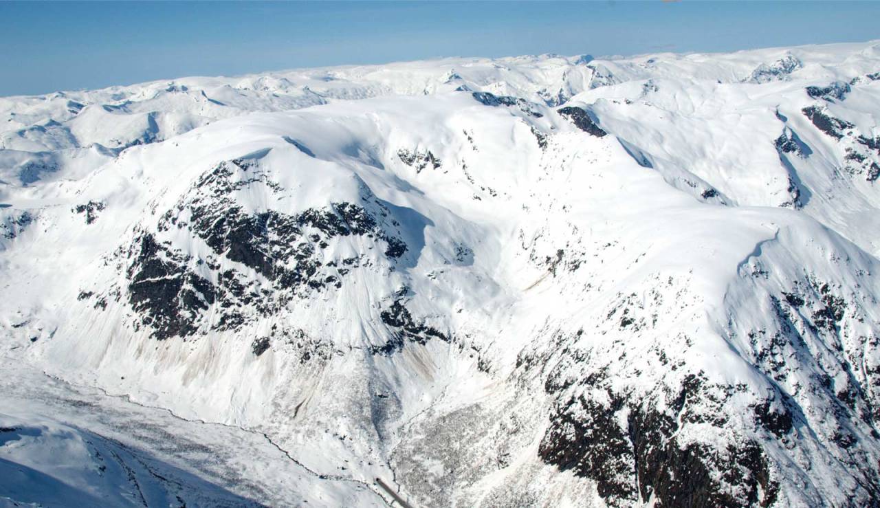 Frudalshesten, Frudalsbreen og Lammanipa frå sør. / Toppturar i Sogn.