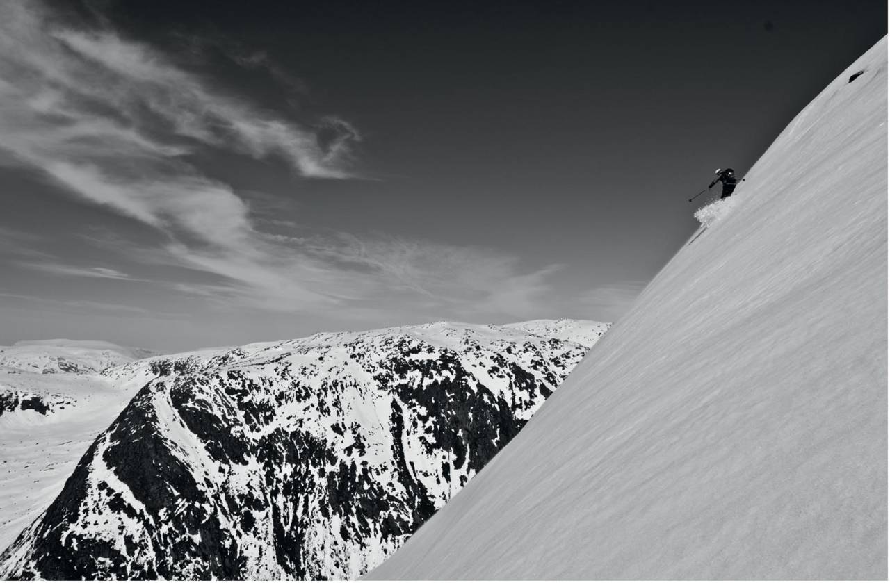 I eit av dei bratte partia på vestryggen av Myrhønna i april. Geisdalnosi bak. Foto: Bjørnar Bjørhusdal. / Toppturar i Sogn.
