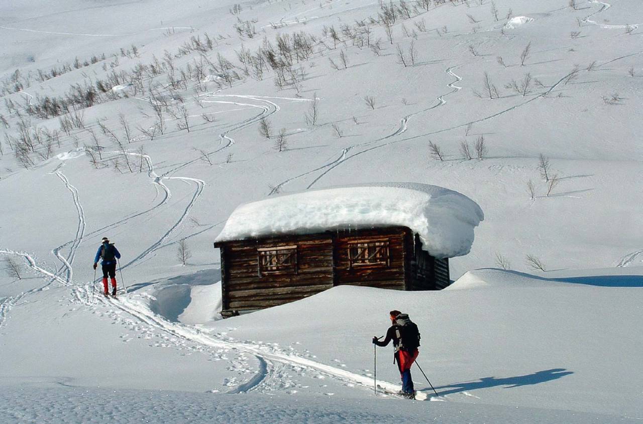 Store snømengder på veg mot Buskrednosi, ved fjellstølen i mars. Foto: Bjørnar Bjørhusdal. / Toppturar i Sogn.