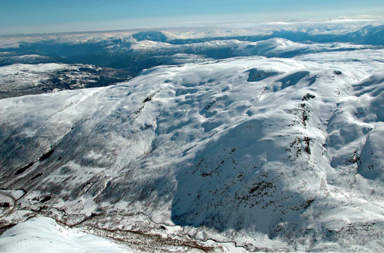 Svarteholten, Blåfjell og Nonsholten frå nordvest. / Toppturar i Sogn.