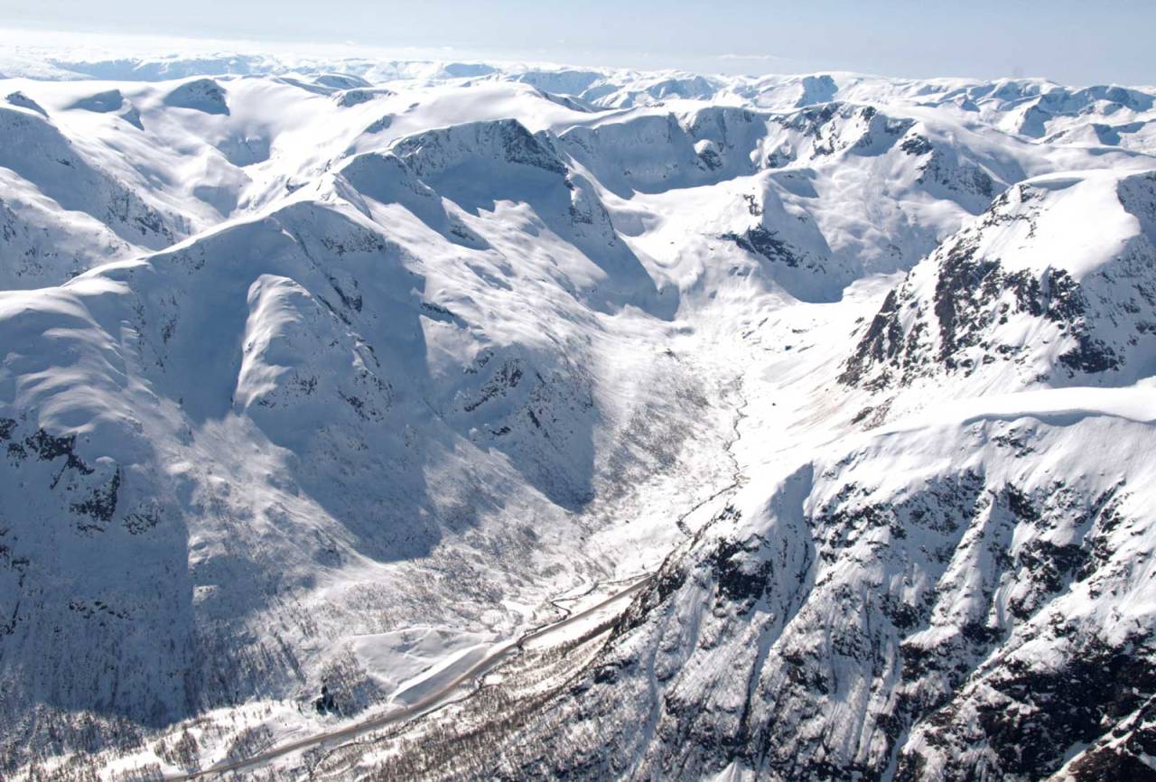 Oversikt Frudalen frå nordaust. / Toppturar i Sogn.