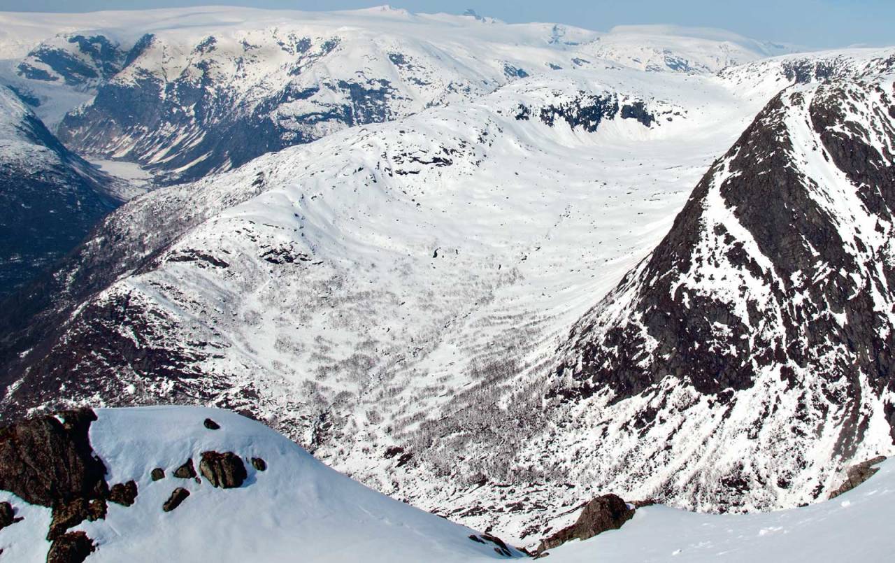 Vetle Geisdalen sett frå Myrhønna Foto: Bjørnar Bjørhusdal. / Toppturar i Sogn.