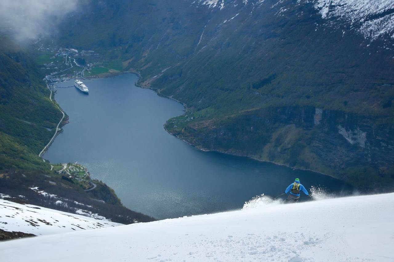 På ein fortopp til Middagshornet. Kolåstinden ruvar over Romerdalen. Foto: Håvard Myklebust.