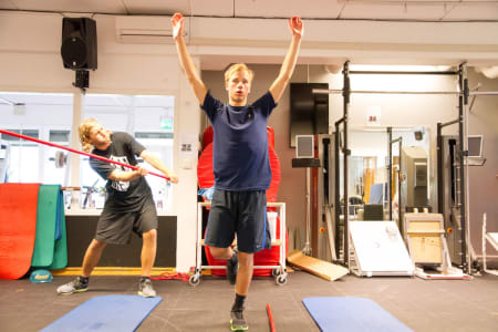 MOTIVASJON: Har du en piskende Aleks Aurdal bak deg når du trener, blir du garantert en bedre parkkjører. Men det går an å bli bedre uten Aleks med pisk også. Her får du enkle og gode tips for å trene balanse, styrke og bevegelighet. Foto: Luke Allen