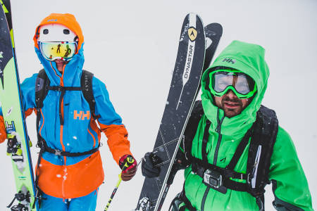 USIKKER PÅ TILLITEN: – Fredrik mener vel at jeg svarer adrenalinrus, Red Bull og GoPro på spørsmål om hva freeride er for meg, sier Carl Peder Engeset (t.v.) Bilde: Christian Nerdrum