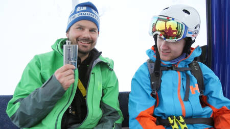 FORBILDE MED EN KLYPE SALT: I det Carl Peder Engeset trodde han hadde svart rett på alle spørsmålene, trekker sensor Luytkis frem en lommelerke fra ermet. Bilde: Christian Nerdrum