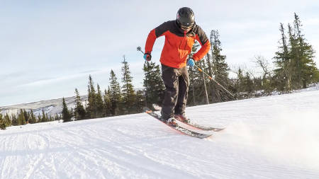 ALLSIDIGHETEN SELV: 360, 180, switch og butter. Ikke noe problem for denne karen. Eirik Finseth kan til og med kjøre på én ski. Baklengs. Det er han ikke lite fornøyd med, nei. Bilde: Christian Nerdrum